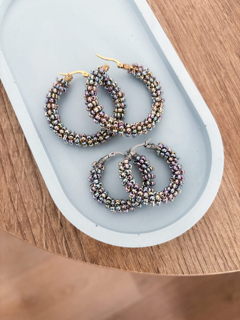 boucles d'oreilles creole perles de rocaille enroulee spirale multicolore