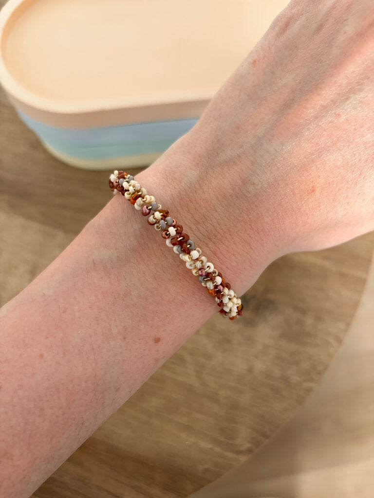 bracelet perles enroulée spirale marron beige